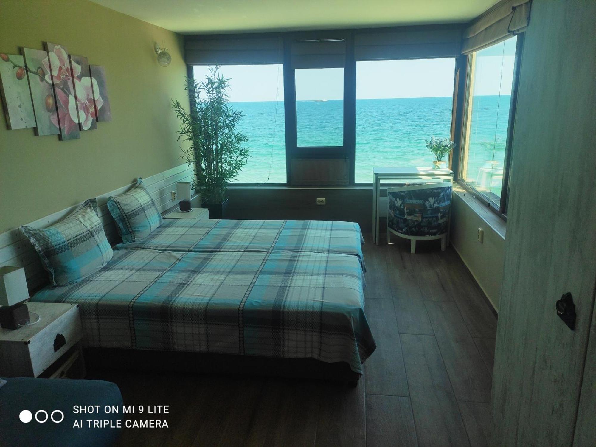 Hemingway Rooms In Happy Beach Varna Bagian luar foto