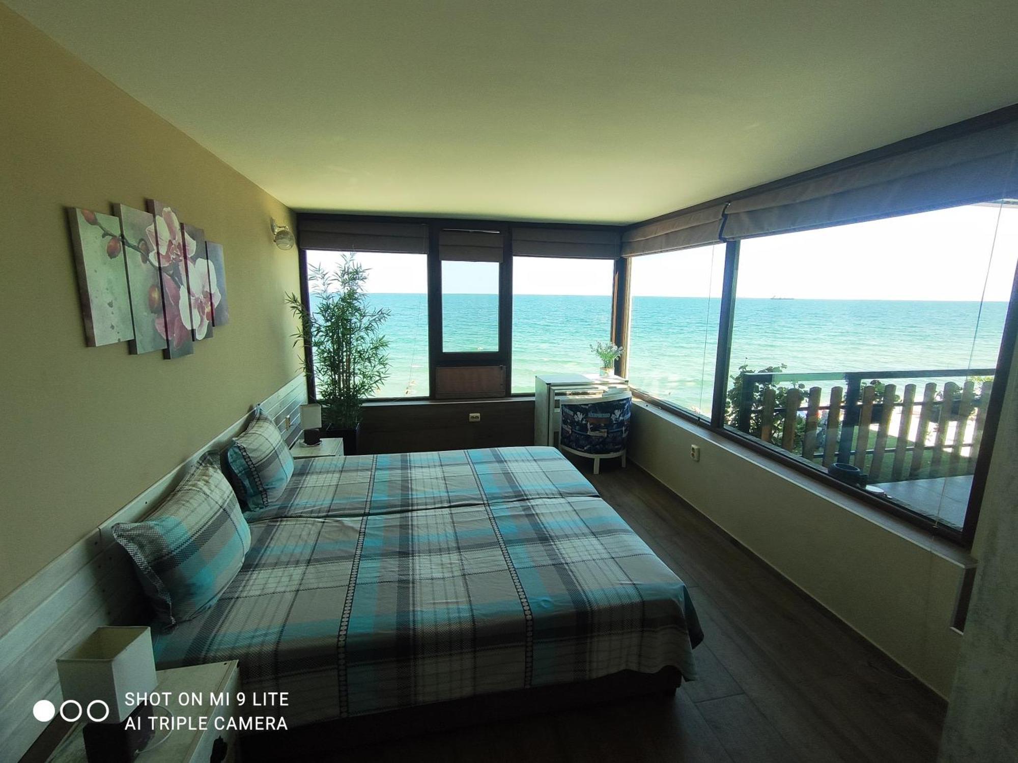 Hemingway Rooms In Happy Beach Varna Bagian luar foto